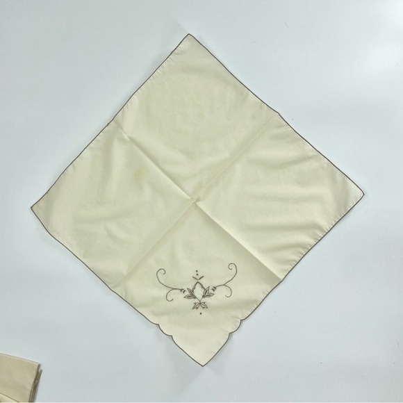 Set of 4 Vintage linen ecru and gray embroidered neutral dinner napkins - Picture 3 of 6